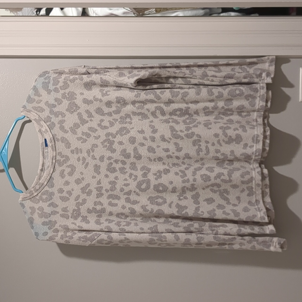 A sweater from Old Navy. Size women's xs and light camo.